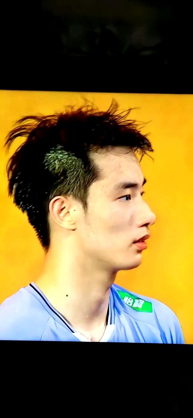 比赛中惊心动魄一幕，球员个人表现惊艳