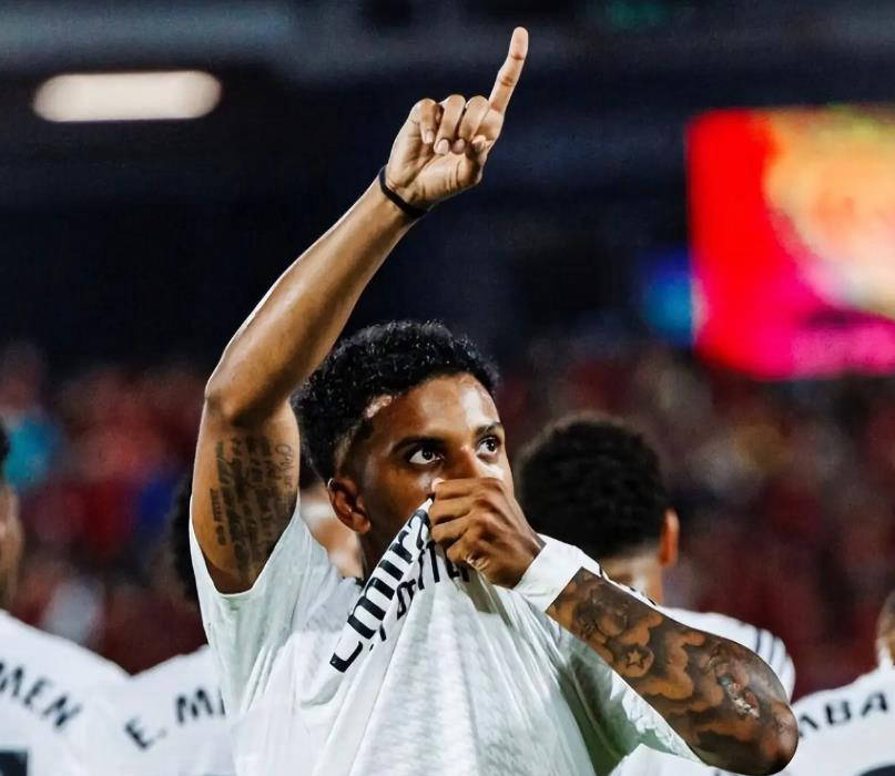 巴黎圣日耳曼高薪挖角英超球员,引起争议的简单介绍 巴黎圣日耳曼高薪挖角英超球员,引起争议的简单介绍