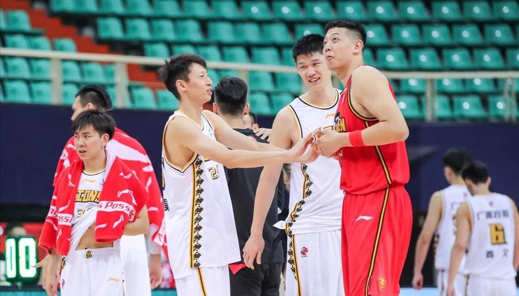 广州队轻取天津队,布克扛起全队 广州队轻取天津队,布克扛起全队